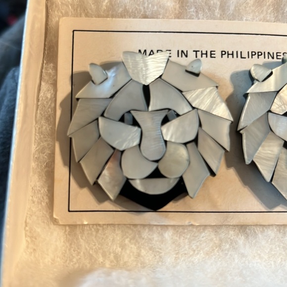 Mother of pearl handmade lion head earring each one unique every piece different - Picture 5 of 7